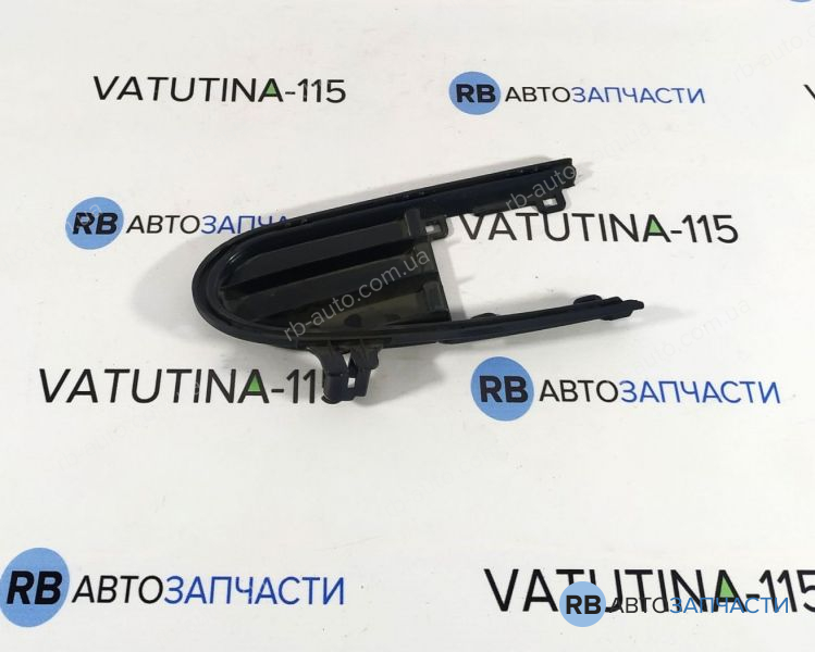 7M0853684B-T Решетка бамп. R наружн. без туман.