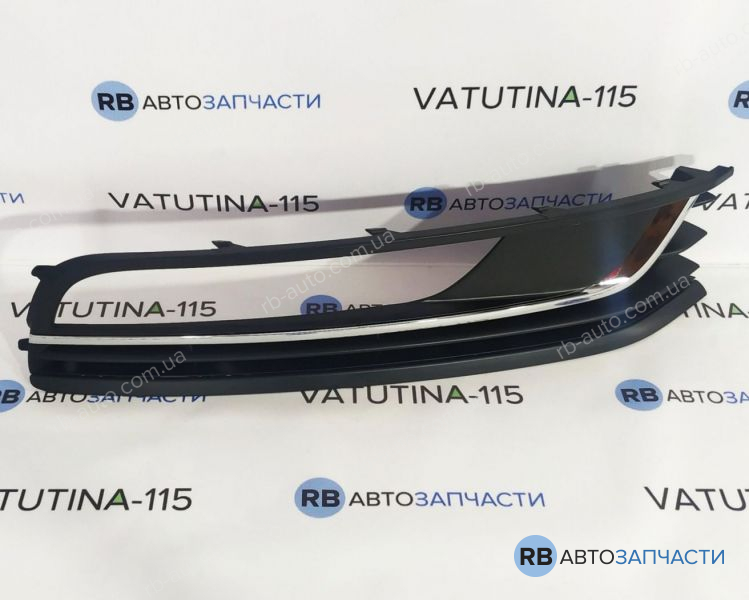 KH9547993 Решетка бампера R + 2 хром. молдинга