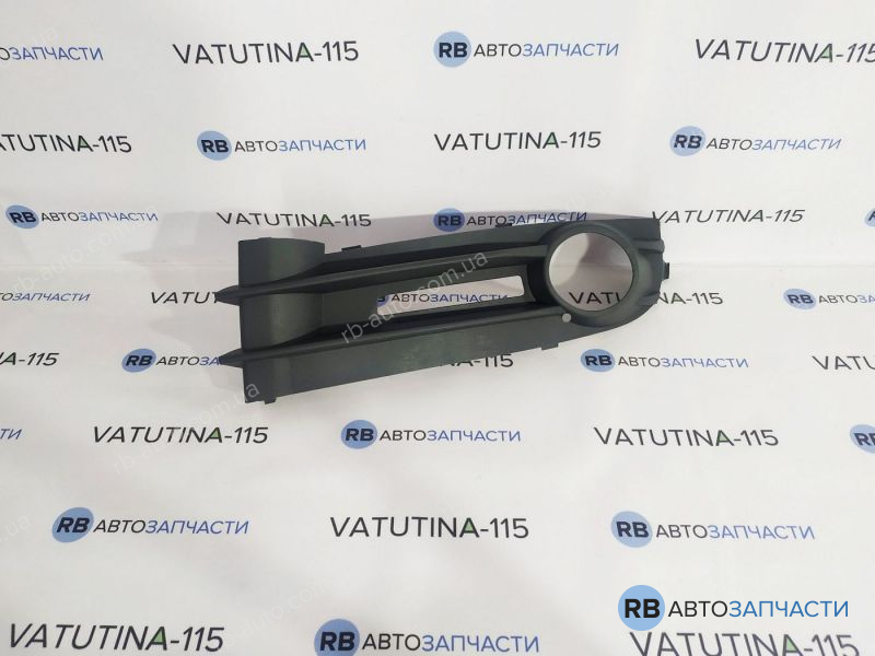 FP7406913 Решітка бампера L +пр/тум.