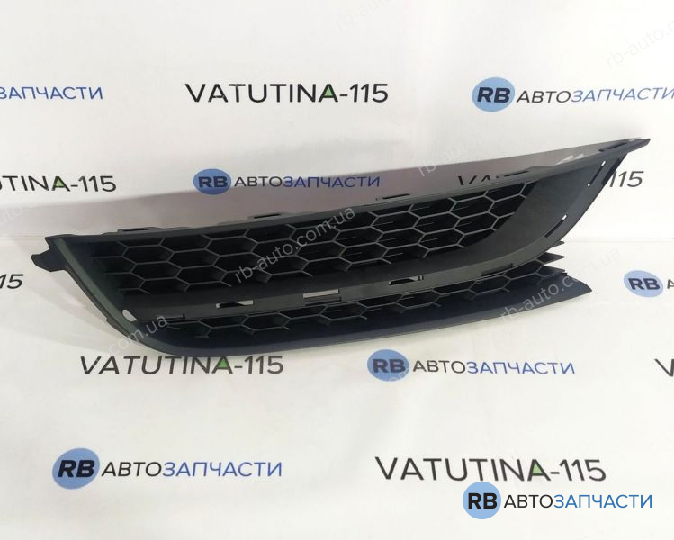 561853666C9B9 Решітка бампера R без отв. против. - хром