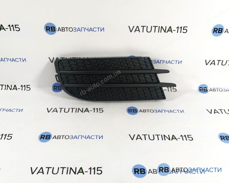 FP7428912 Решітка в бампер без отв тум. R